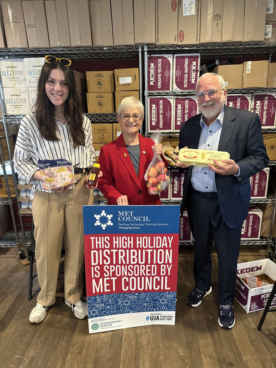 Lynn4NYC's tweet image. In the past couple of weeks, I had an amazing time preparing food packages for the upcoming Jewish holiday of Rosh Hashanah with @Commonpoint_Qns @ChazaqOrg @TheQJCC and Tomchei Shabbos and Pres. Shimi Pelman.  Big thx to @MetCouncil for providing food to those in need so they…