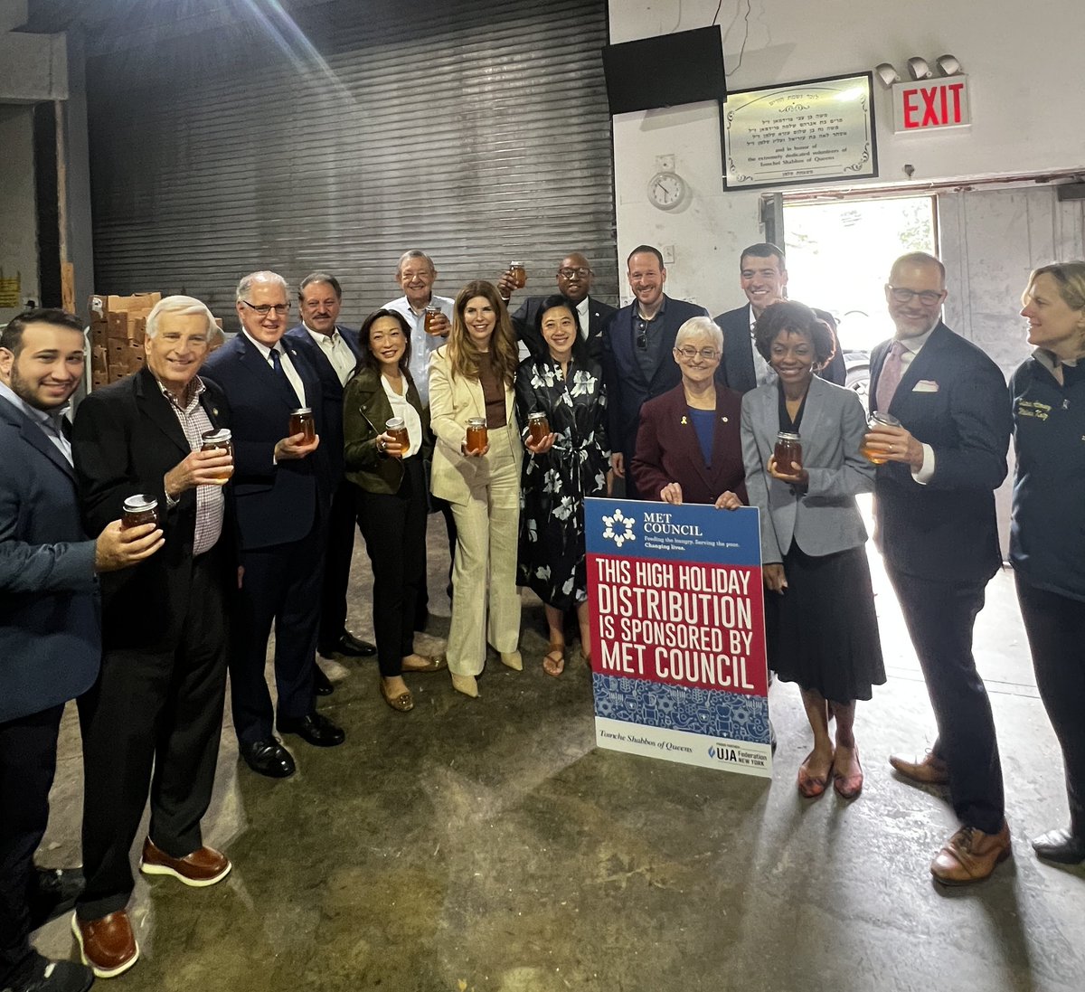 Lynn4NYC's tweet image. In the past couple of weeks, I had an amazing time preparing food packages for the upcoming Jewish holiday of Rosh Hashanah with @Commonpoint_Qns @ChazaqOrg @TheQJCC and Tomchei Shabbos and Pres. Shimi Pelman.  Big thx to @MetCouncil for providing food to those in need so they…