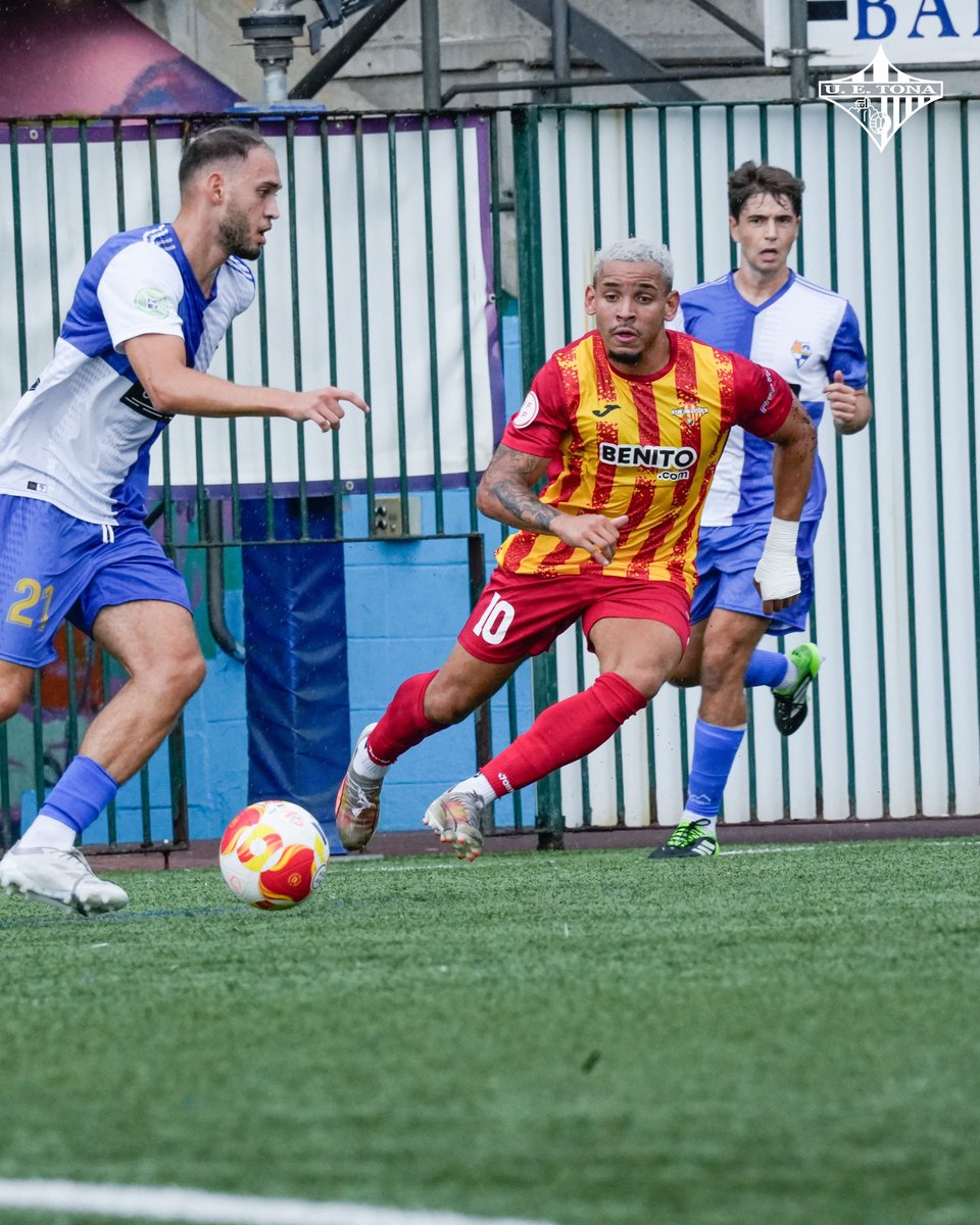 La Crònica | 𝐉𝟑. 𝐒𝐞𝐠𝐨𝐧 𝐝𝐞𝐬𝐩𝐥𝐚𝐜̧𝐚𝐦𝐞𝐧𝐭 𝐜𝐨𝐧𝐬𝐞𝐜𝐮𝐭𝐢𝐮 𝐚𝐦𝐛 𝐯𝐢𝐜𝐭𝐨̀𝐫𝐢𝐚 ✅

🔗 uetona.cat/segon-desplaca…

✍🏻 <a href="/gerardbayes63/">Gerard Bayés</a> 

#SomHiTona
#3RFEF
🟡🔴