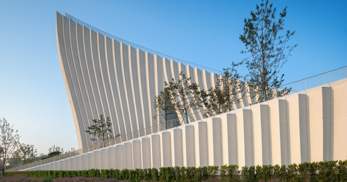 Archello's tweet image. Atelier Alter Architects’ @AtelierAlter Sunner Museum in Fujian rises like an artificial landform, its folded concrete façades and planted roof echoing the Wuyi Mountains. 
buff.ly/NxV8NWu 

#MaterialExpression #EcoArchitecture #ConcreteDesign
