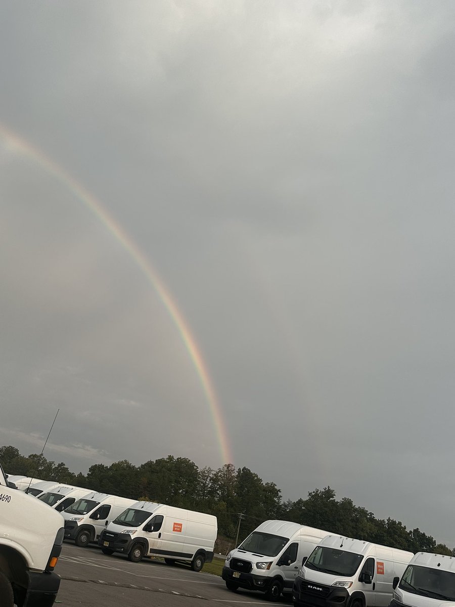 coreyd0120's tweet photo. Best way to start the morning 🌈 
In London @Kentuckyweather https://t.co/TMRhy1YyEB