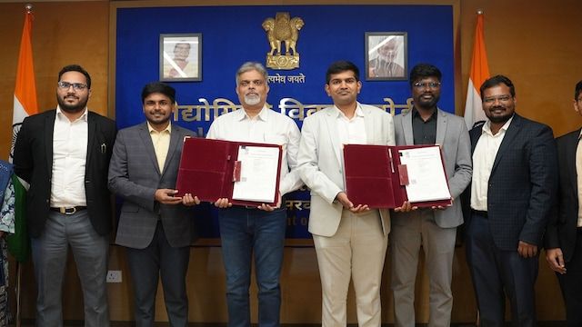 IndianVCA's tweet image. Indian government fund behind Covaxin now backs Raptee.HV’s high-voltage EV motorcycle 

cnbctv18.com/auto/indian-go…