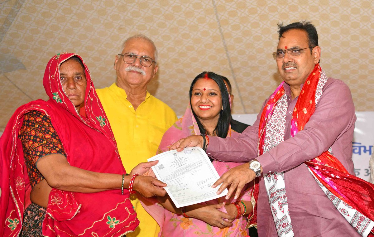 मुख्यमंत्री श्री भजनलाल शर्मा के नेतृत्व में शहरी सेवा शिविर बन रहे आमजन की सेवा के पर्याय
कच्ची बस्ती नियमन के तहत 148 बस्तियों को मिली कानूनी पहचान, रहवासी क्षेत्रों में 16,525.5 और वाणिज्यिक क्षेत्रों में 12,023.15 किलोमीटर सड़कों की हुई सफाई

dipr.rajasthan.gov.in/press-release-…