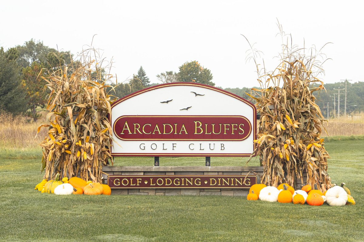 Arcadia_Bluffs's tweet photo. The first signs of fall https://t.co/ekGr7cU3jS