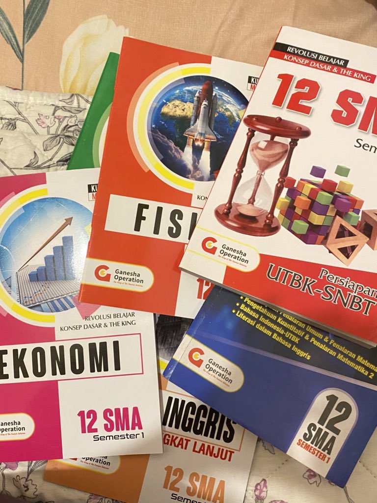 celestialwordd's tweet image. hi semuanya! aku kebetulan masih adaa buku dari go akt 2025 yang bisaa buat kalian pake belajar hihi 😻 most of them in good condition bgt bgt! u can take them all for free yaa guys! bayar ongkirnyaa ajaa 🙂‍↕️ yang mau atau mau nanya dulu bisa dm aku ajaa yaa 🫰🏻🌷 #studytwt
