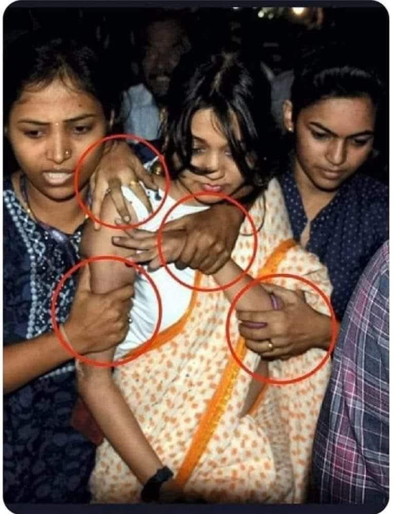 ये  केतकी चीताले के गिरफ्तारी के समय का फोटो है महाराष्ट्र में कांग्रेस शिवसेना और एनसीपी की सरकार थी ........