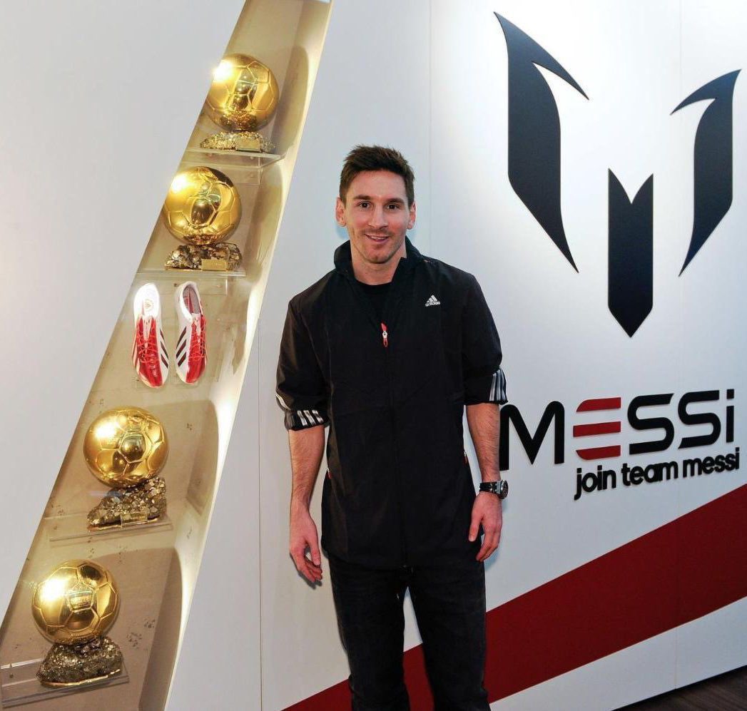 🚨🚨🚨🚨 تــــاريـخــي وللـتاريـــخ 🚨🚨🚨🚨

يعتبر الأسطورة ليونيل ميسي هو اللاعب الوحيد الذي حقق الكرة الذهبية أربع مرات على التوالي.

✅ حققها عام 2009م
✅ حققها عام 2010م
✅ حققها عام 2011م
✅ حققها عام 2012م

#BallonDor