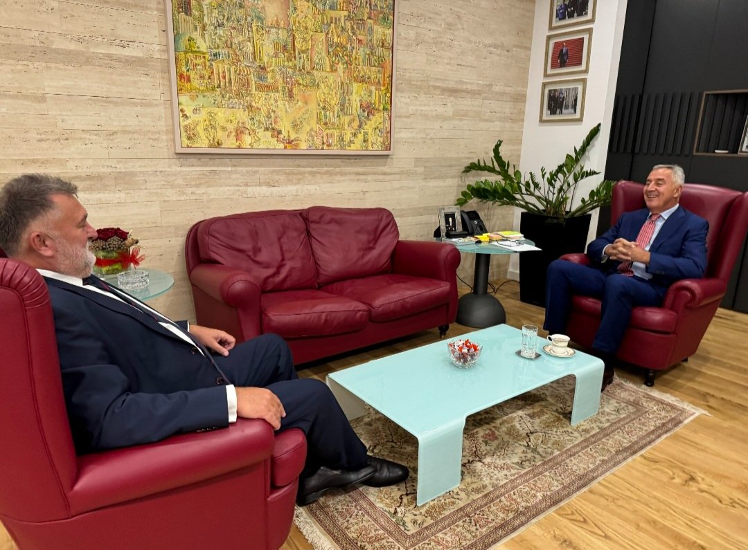 S bivšim predsjednikom <a href="/DjukanovicCG/">Milo Đukanović</a> smo govorili o dugoročnim prijateljskim odnosima između 🇸🇰 i 🇲🇪.  Potvrdio sam svestranu podršku integracijskim naporima. #🇪🇺 #frienships #support #hope