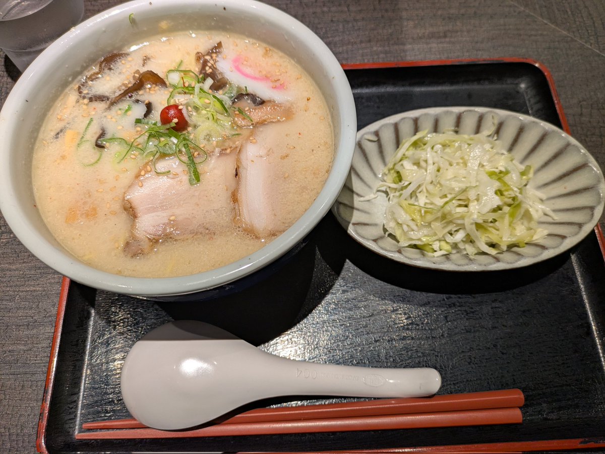 今日の晩御飯は、山頭火のトロ肉ラーメンが売り切れのため、塩ラーメンと期間限定のコールスロー！