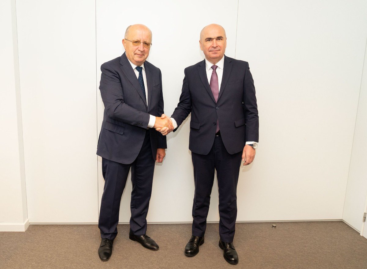 GuvernulRo's tweet image. PM @Bolojan: Great discussion with Commissioner @KubiliusA on #SAFE and ways to deepen engagement with Eastern Flank countries. Romania and the Black Sea play a central role in strengthening Europe’s security. 🇷🇴🇪🇺 #EUdefence #EasternFlank