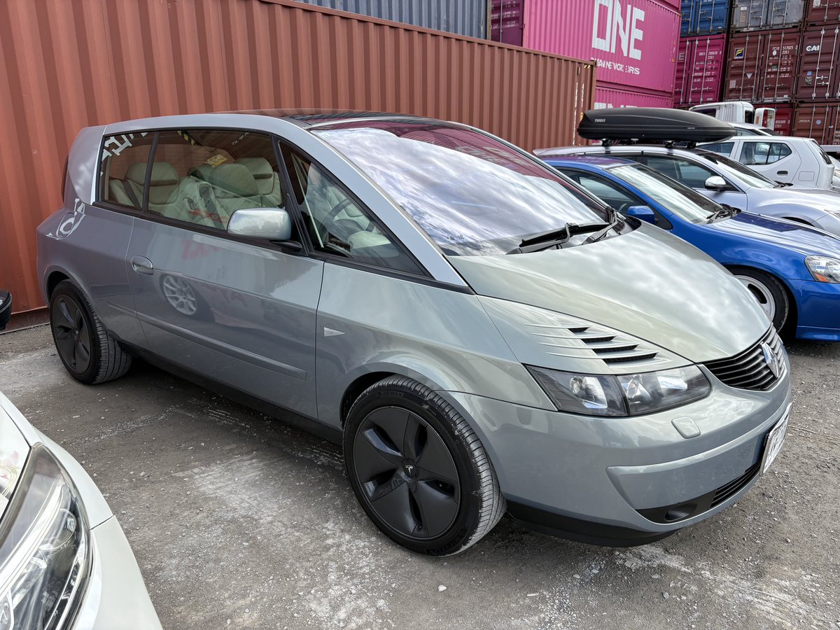 駐車場にあったかわいいクルマ
ルノーのクルマは初めて見たけどデカいミニバンなのに2ドアって変態具合だしテスラのホイールでスゴイの一言。

FINEST