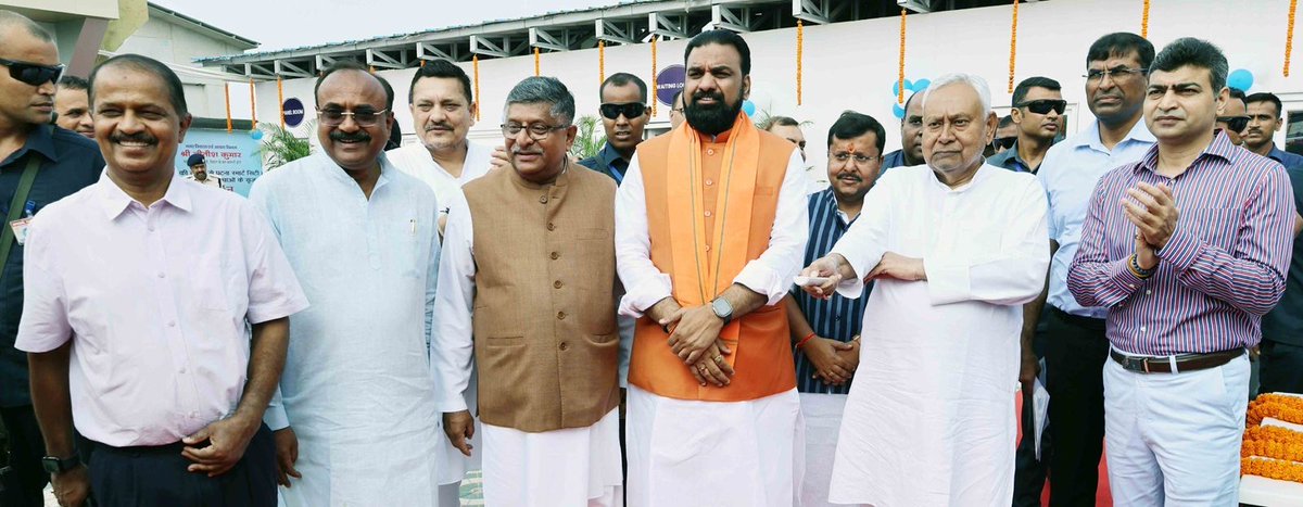NitishKumar's tweet photo. आज पटना में 10,929 करोड़ 93 लाख रुपए की लागत से विभिन्न विकास योजनाओं का शिलान्यास एवं 282 करोड़ 65 लाख रुपए लागत की योजनाओं का उद्घाटन किया।
 
पथ निर्माण विभाग के अंतर्गत पटना जिले में दीघा-शेरपुर-बिहटा तक जे॰पी॰ गंगा पथ परियोजना का विस्तारीकरण, मुजफ्फरपुर जिले के हथौड़ी-औराई पथ में एक उच्च स्तरीय पुल का निर्माण, छपरा एवं सीवान जिलों के अन्तर्गत छपरा-मांझी-दरौली-गुठनी पथ, बांका, मुंगेर एवं भागलपुर जिलों के अन्तर्गत धोरैया-इंगलिस मोड़-असरगंज पथ, भोजपुर में आरा-एकौना-खैरा-सहार पथ तथा नवादा, नालंदा एवं गयाजी जिलों के अन्तर्गत बनगंगा-जेठियन-गहलौत-बिन्दस पथ के निर्माण कार्य का शिलान्यास किया।
 
साथ ही नगर विकास एवं आवास विभाग के अंतर्गत मुख्यमंत्री समग्र शहरी विकास योजना की कुल 1300 योजनाओं, पटना नगर निगम क्षेत्र अंतर्गत सड़क पुनरुद्धार योजना एवं कचरा ट्रांसफर स्टेशन का शिलान्यास तथा पटना स्मार्ट सिटी परियोजना अंतर्गत मौर्यलोक परिसर में निर्मित नागरिक सुविधाओं का उद्घाटन किया। साथ ही 22 नगर प्रबंधकों को नियुक्ति पत्र भी प्रदान किया।
 
इन योजनाओं के क्रियान्वयन से बिहार के विकास को और गति मिलेगी। (1/3)