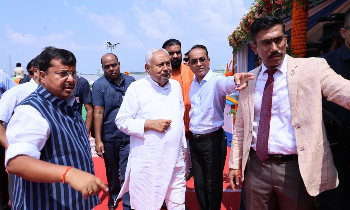 NitishKumar's tweet photo. आज पटना में 10,929 करोड़ 93 लाख रुपए की लागत से विभिन्न विकास योजनाओं का शिलान्यास एवं 282 करोड़ 65 लाख रुपए लागत की योजनाओं का उद्घाटन किया।
 
पथ निर्माण विभाग के अंतर्गत पटना जिले में दीघा-शेरपुर-बिहटा तक जे॰पी॰ गंगा पथ परियोजना का विस्तारीकरण, मुजफ्फरपुर जिले के हथौड़ी-औराई पथ में एक उच्च स्तरीय पुल का निर्माण, छपरा एवं सीवान जिलों के अन्तर्गत छपरा-मांझी-दरौली-गुठनी पथ, बांका, मुंगेर एवं भागलपुर जिलों के अन्तर्गत धोरैया-इंगलिस मोड़-असरगंज पथ, भोजपुर में आरा-एकौना-खैरा-सहार पथ तथा नवादा, नालंदा एवं गयाजी जिलों के अन्तर्गत बनगंगा-जेठियन-गहलौत-बिन्दस पथ के निर्माण कार्य का शिलान्यास किया।
 
साथ ही नगर विकास एवं आवास विभाग के अंतर्गत मुख्यमंत्री समग्र शहरी विकास योजना की कुल 1300 योजनाओं, पटना नगर निगम क्षेत्र अंतर्गत सड़क पुनरुद्धार योजना एवं कचरा ट्रांसफर स्टेशन का शिलान्यास तथा पटना स्मार्ट सिटी परियोजना अंतर्गत मौर्यलोक परिसर में निर्मित नागरिक सुविधाओं का उद्घाटन किया। साथ ही 22 नगर प्रबंधकों को नियुक्ति पत्र भी प्रदान किया।
 
इन योजनाओं के क्रियान्वयन से बिहार के विकास को और गति मिलेगी। (1/3)