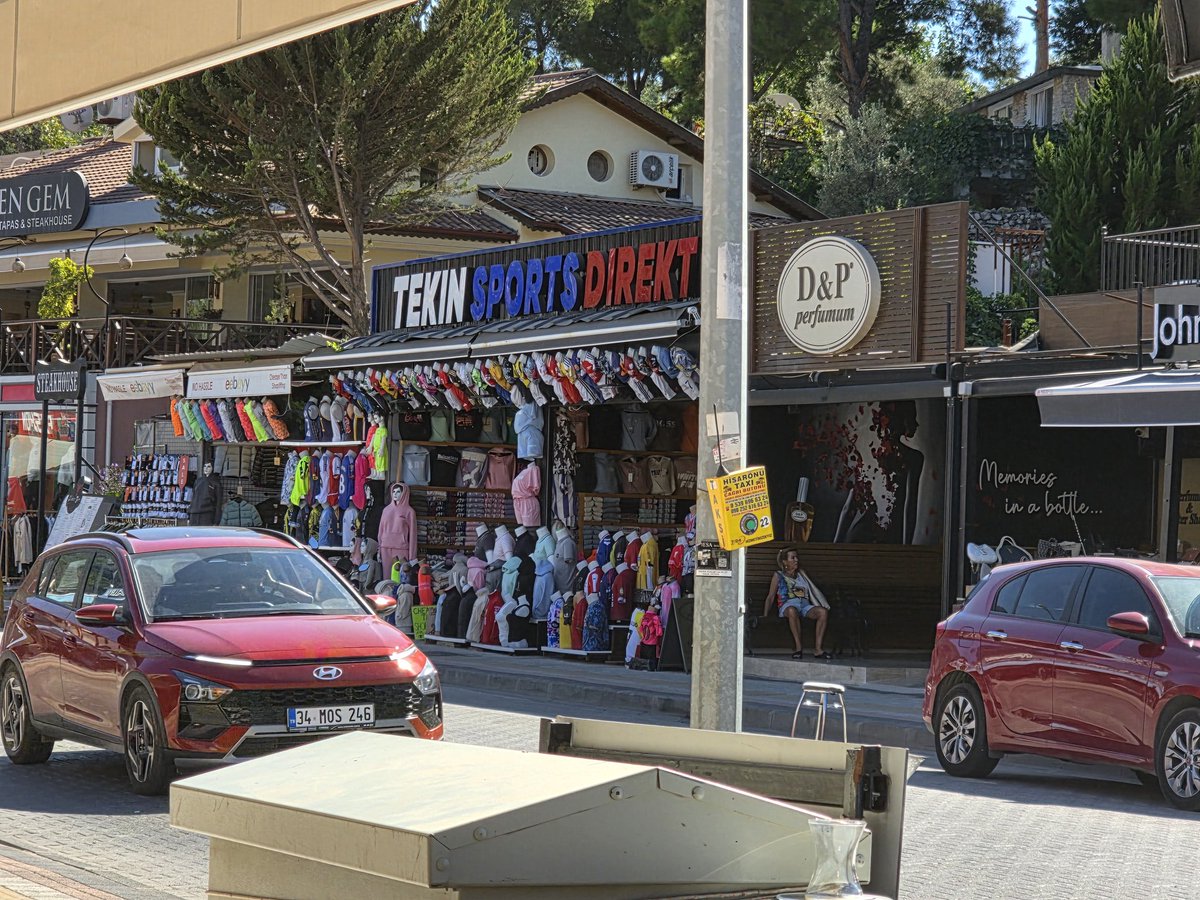 Amazing how <a href="/SportsDirectUK/">Sports Direct</a> has spread its wings 😉