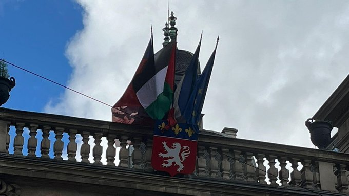 🇫🇷🇵🇸 FLASH | La ville de Lyon hisse le drapeau de la Palestine.