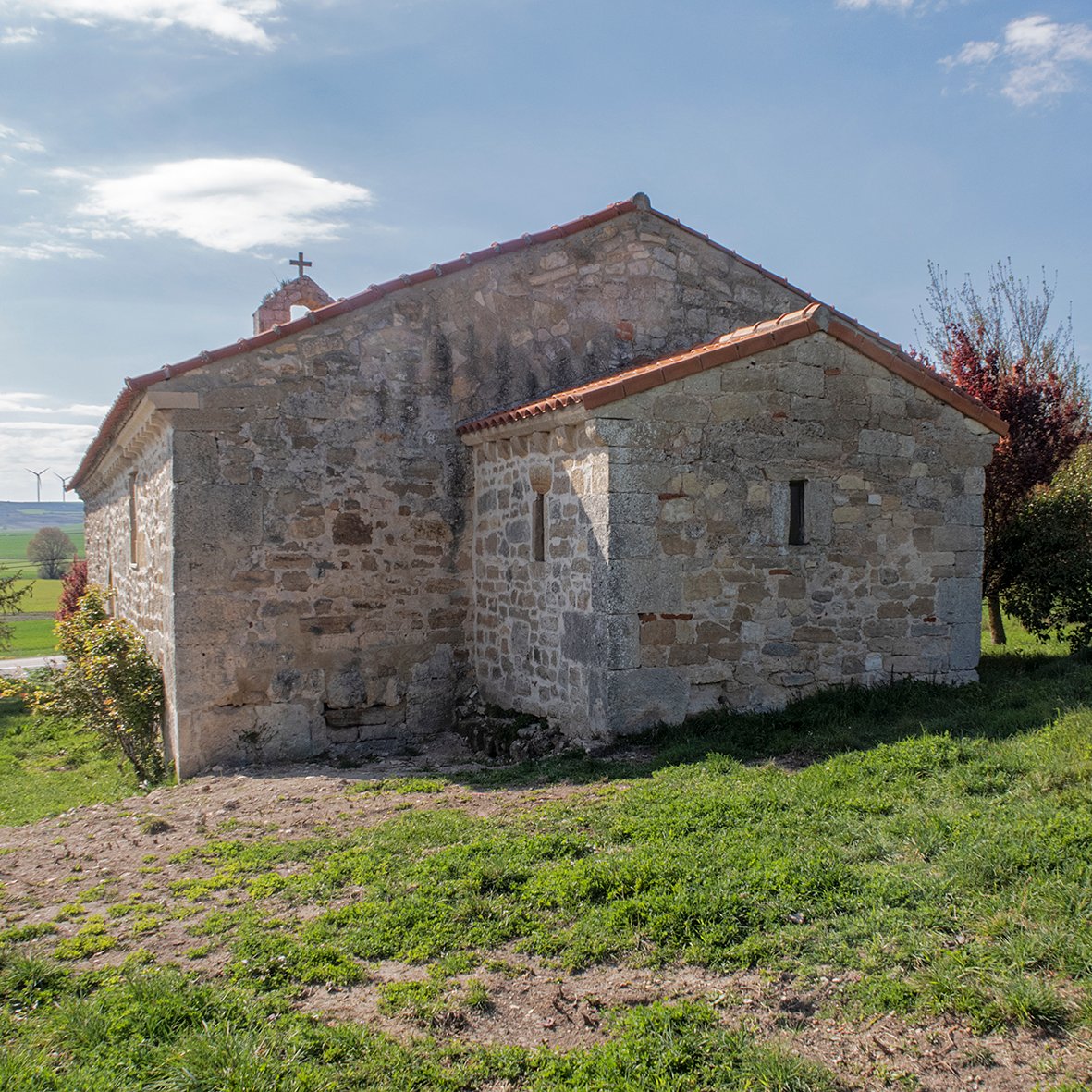 ERMITA DE MONTES CLAROS
Estudios arqueológicos recientes han establecido que esta ermita situada en Ubierna #Burgos se levanta sobre una edificación previa de época romana. Todo ello hace pensar que pueda ser el templo de culto cristiano conservado más antiguo de España