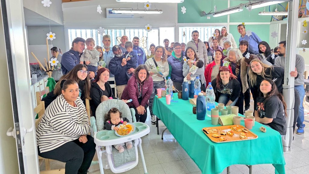 Val_Fabian's tweet photo. Hermosa jornada en el #CEDIF de Villa Miramar 🌱✨. ¡Gran festejo de Primavera!🌼🌺🌸.
Donamos cuatro bancales para siembra de hortalizas y ornamentales y junto a la comunidad fueron trasplantados 🌼🥦🍅.
Un paso más en este camino de soberanía alimentaria, integración y trabajo en equipo 💪, acompañando la gestión del @municipiobahia y de @fsusbielles.
Gracias a cada vecino, vecina y todo el equipo de #CEDIF por invitarnos y trabajar con tanta energía y alegria, seguimos construyendo juntos una ciudad más verde y saludable 🌍💚.
#EnEquipo🙌
#HuertasDeLaCiudad🥦🍅🌺🌼