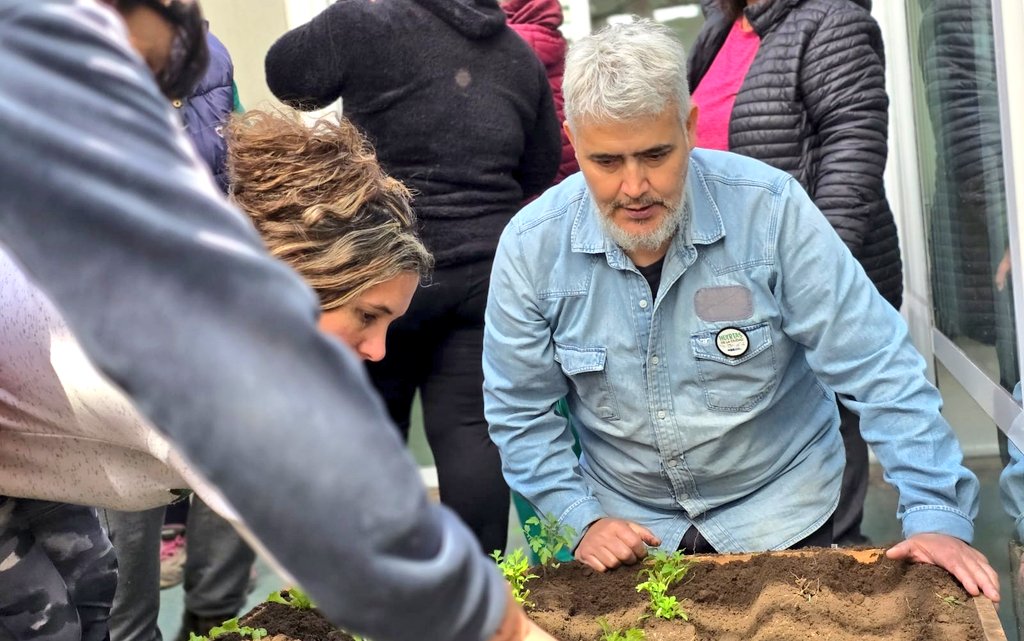 Val_Fabian's tweet photo. Hermosa jornada en el #CEDIF de Villa Miramar 🌱✨. ¡Gran festejo de Primavera!🌼🌺🌸.
Donamos cuatro bancales para siembra de hortalizas y ornamentales y junto a la comunidad fueron trasplantados 🌼🥦🍅.
Un paso más en este camino de soberanía alimentaria, integración y trabajo en equipo 💪, acompañando la gestión del @municipiobahia y de @fsusbielles.
Gracias a cada vecino, vecina y todo el equipo de #CEDIF por invitarnos y trabajar con tanta energía y alegria, seguimos construyendo juntos una ciudad más verde y saludable 🌍💚.
#EnEquipo🙌
#HuertasDeLaCiudad🥦🍅🌺🌼