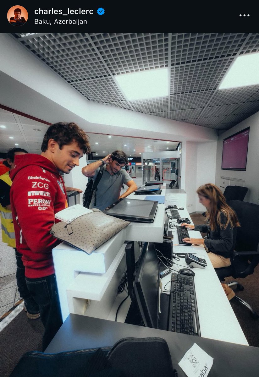 - “Bonjour, c’est pour ?”

- “Euh louer un van pour rentrer à Monaco”

- “Bon et bien je vais prendre vos pièces d’identités et permis de conduire s’il vous plaît”

L’interaction de fou que la dame de la location à Gênes a dû avoir avec Charles Leclerc et Carlos Sainz 😭

#F1