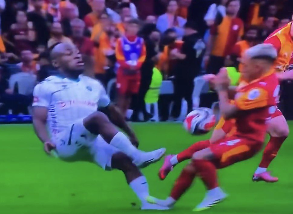 Trabzonspor’lu Okay Yokuşlu Fenerbahçe maçında aynı pozisyon sonucunda kırmızı kart görmüştü.