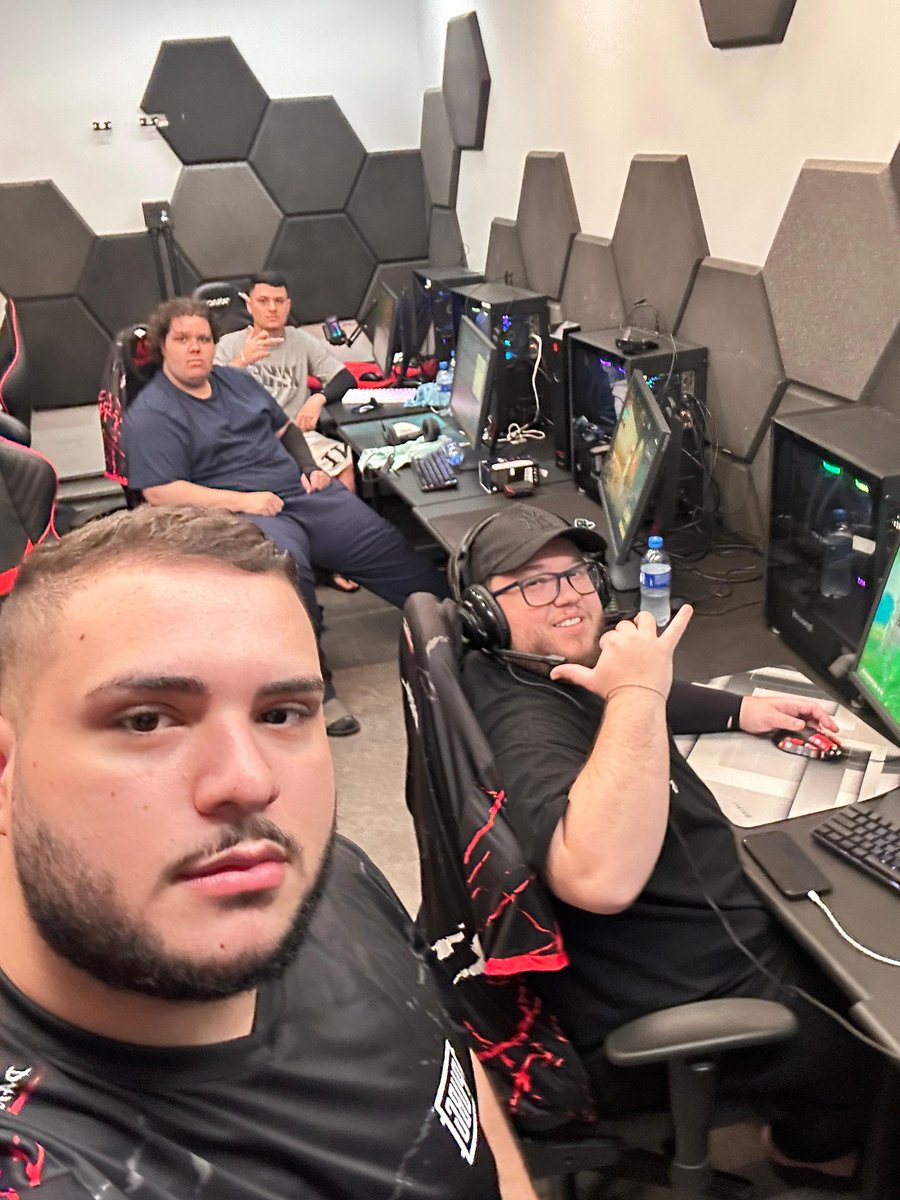 Hora de voltar pra casa, apesar de tudo, que semana foda literalmente comendo o jogo somente agradecer pela oportunidade sempre, de conhecer a rapaziada e tudo mais, west semana que vem e esperar os mundiais e o calendario pra ja começar se preparar, logo tamo ai se Deus permitir