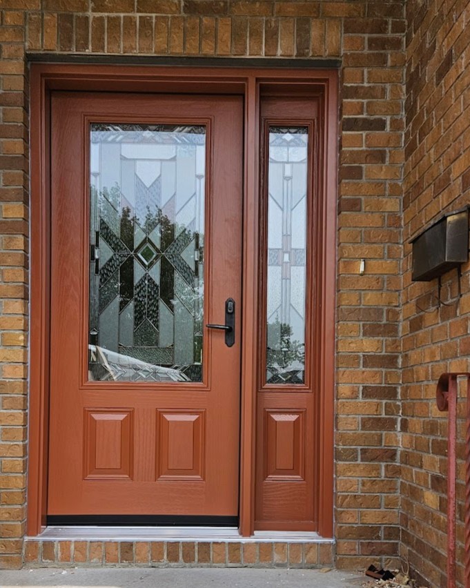 HiTechWindows's tweet image. First impressions matter. This custom entry door with sidelight blends style, strength, and energy efficiency. It was made in Manitoba and installed with care. 
#HiTechEnergyWindowsandDoors #DoorInstallation #HomeUpgrades