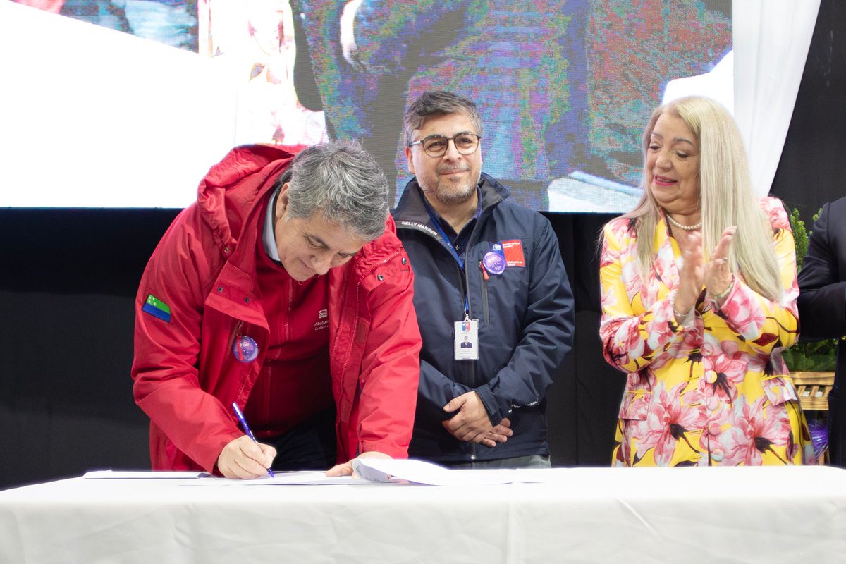 SSDelReloncavi's tweet photo. El Servicio de Salud Del Reloncaví y el Gobierno Regional de Los Lagos firmaron el convenio que financiará el diseño del Centro de Diálisis de la comuna de Hualaihué. Son $ 115 millones que permitirán diseñar el proyecto del recinto que tendrá 630 m2 y seis sillones de diálisis. https://t.co/7ZTRvabb14