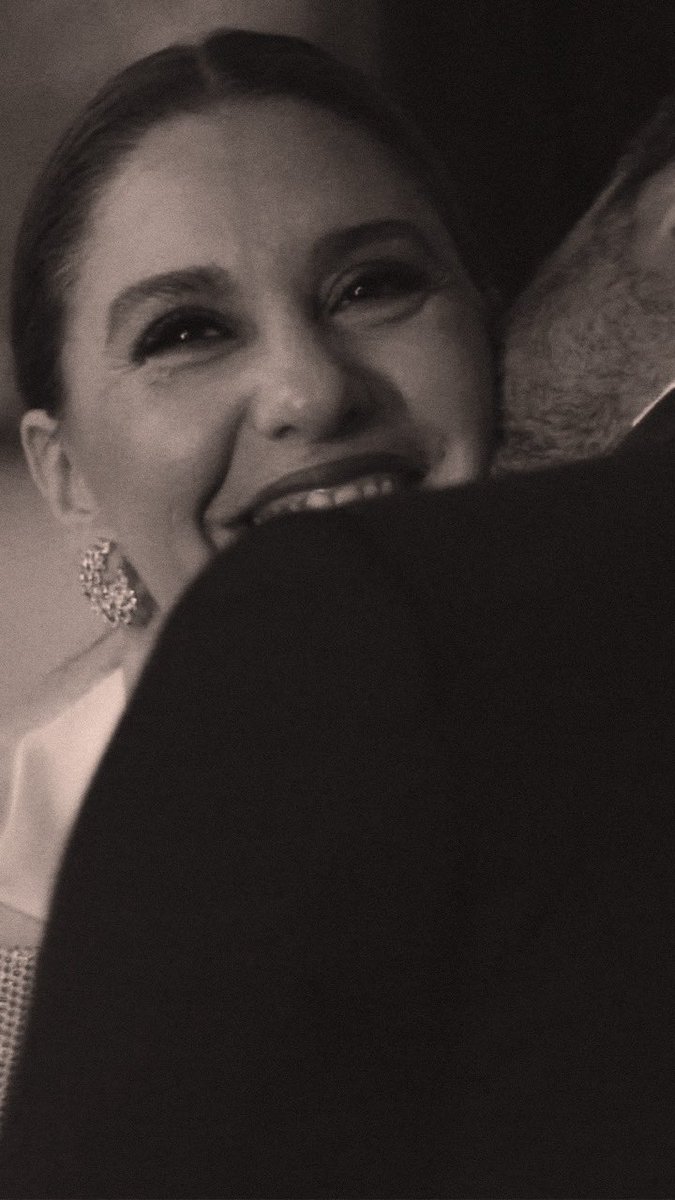 Bakış, sevgi ve öpücükle

#EvrimAlasya #BarışKılıç #KıvMer