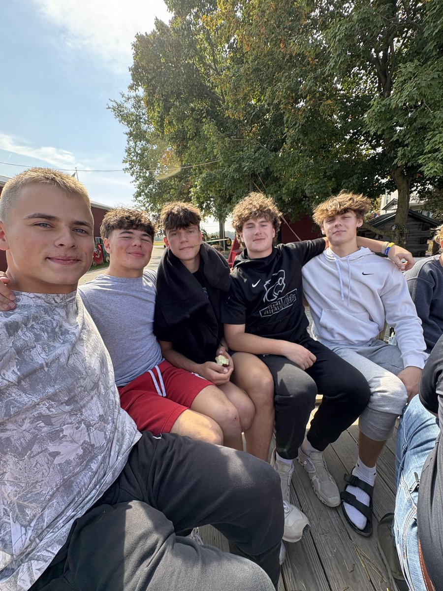 KeystoneFcs's tweet image. Annual apple picking field trip 🍏🍎