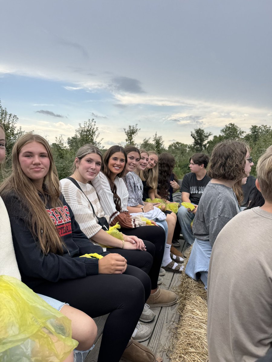 KeystoneFcs's tweet image. Annual apple picking field trip 🍏🍎