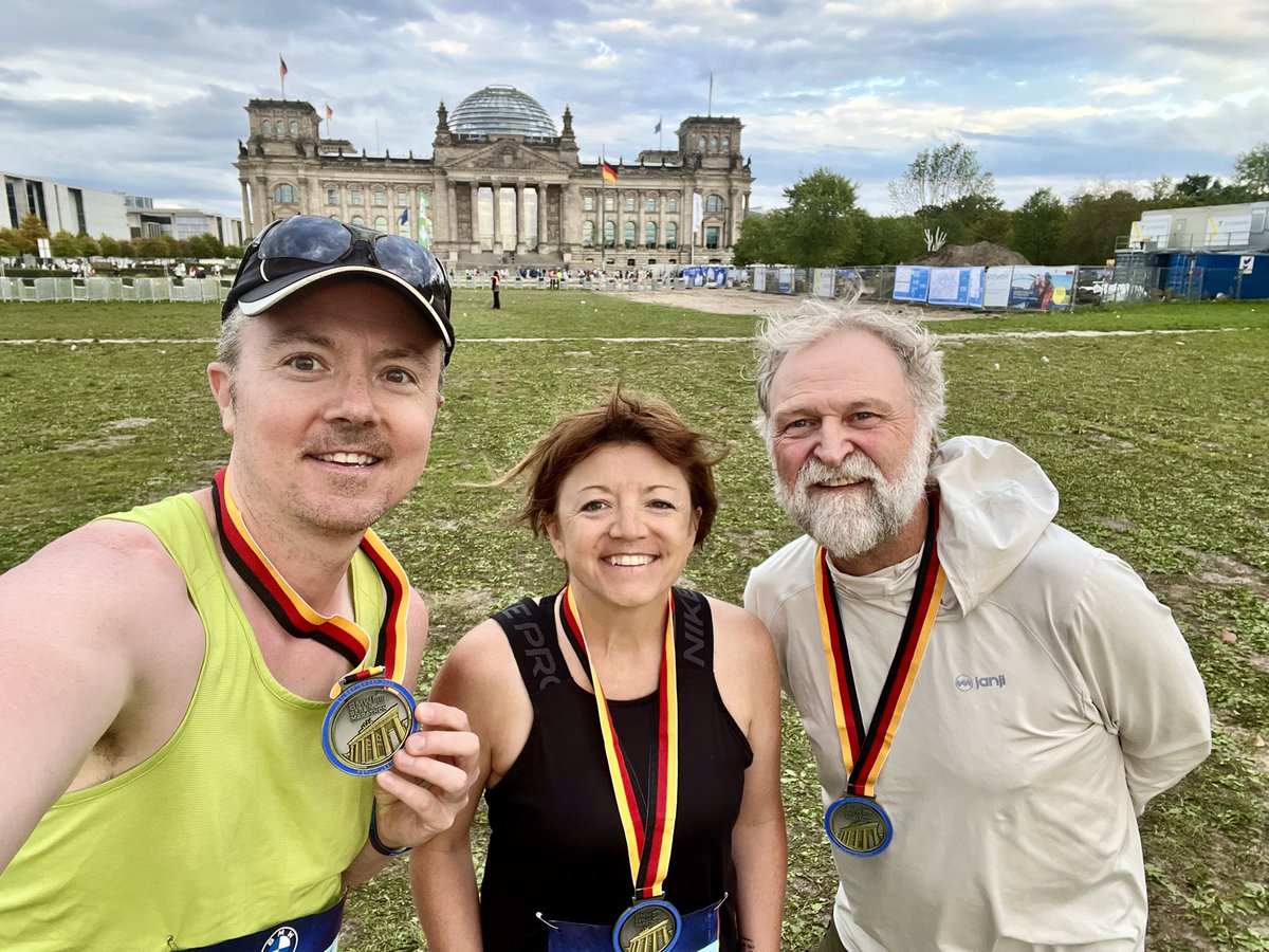 ebkoenig's tweet photo. Just finished my first ever marathon alongside 55K+ runners (incl. my bro & uncle!) from 160+ countries π Crossed the finish line with sore legs but feeling proud β despite being beaten by Harry Styles. π
#BerlinMarathon #FirstMarathon #MarathonFinisher @berlinmarathonE https://t.co/mwDSaukBeE