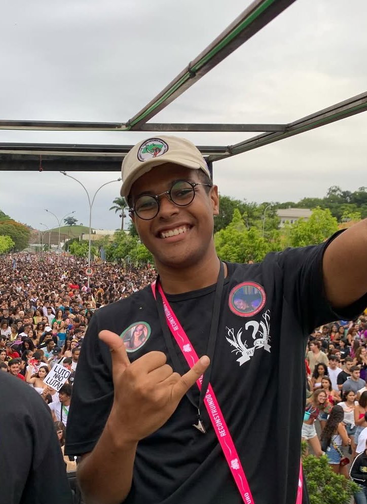 RogerioCorreia_'s tweet photo. No sábado (20), em Viçosa-MG, a PM transformou o lazer da juventude em um verdadeiro cenário de guerra: bombas de efeito moral, tiros de borracha, spray de pimenta e agressões físicas contra estudantes e a população. Entre os agredidos está o companheiro Carlos Daniel, dirigente estudantil e jovem negro, atingido de forma covarde.

Essa ação expõe a violência policial e o racismo estrutural que ainda atinge jovens negros e politicamente organizados. Minha solidariedade é total a Carlos e a todos que sofreram esse ataque.