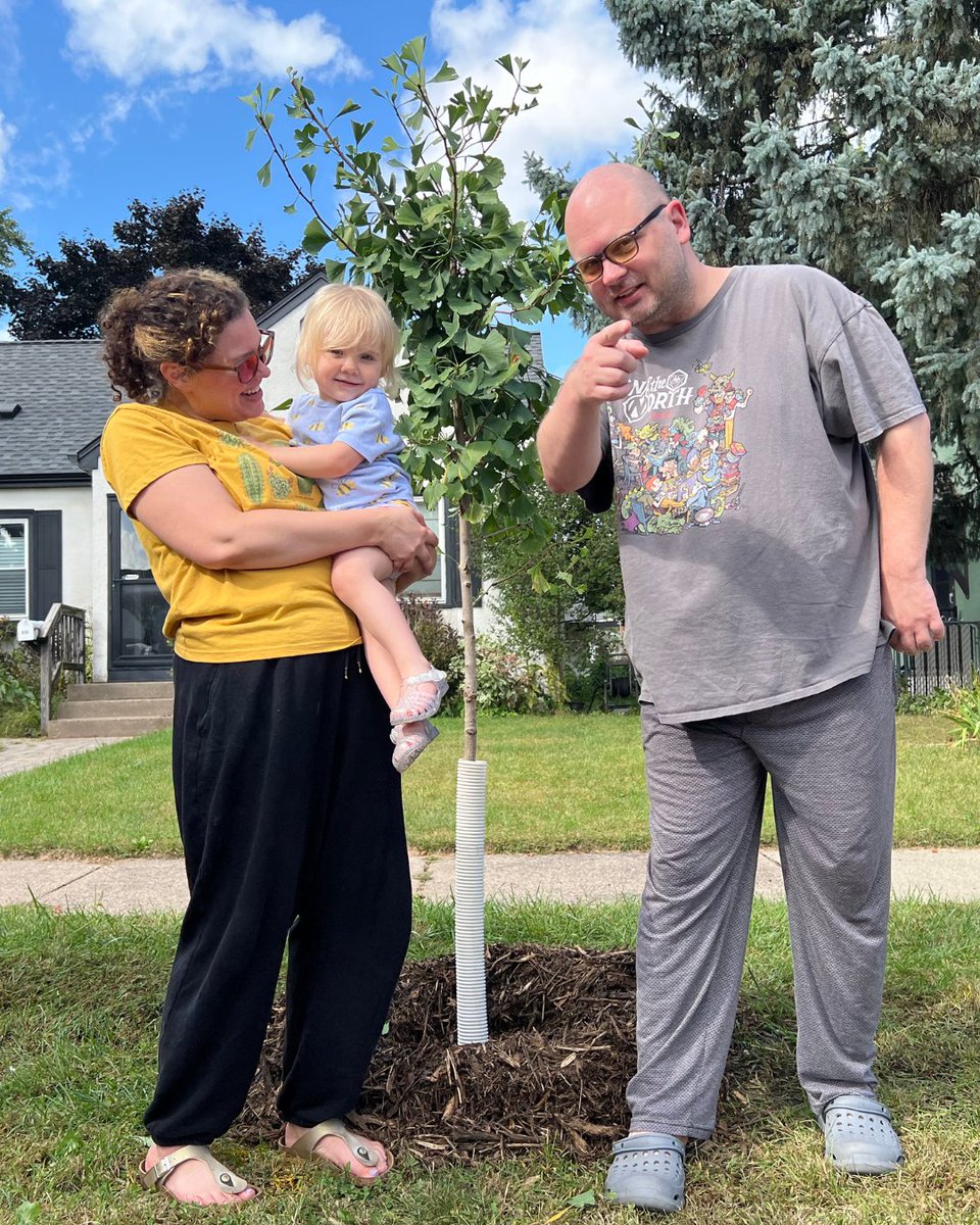 TreeTrust's tweet image. 🌳 Community + Volunteers + Trees = A greener South St. Paul!
When neighbors asked for more boulevard trees, volunteers answered 💪 Together, we planted a diverse mix to replace ash lost to EAB—bringing shade, beauty & resilience back to our streets.
Thank you, volunteers!