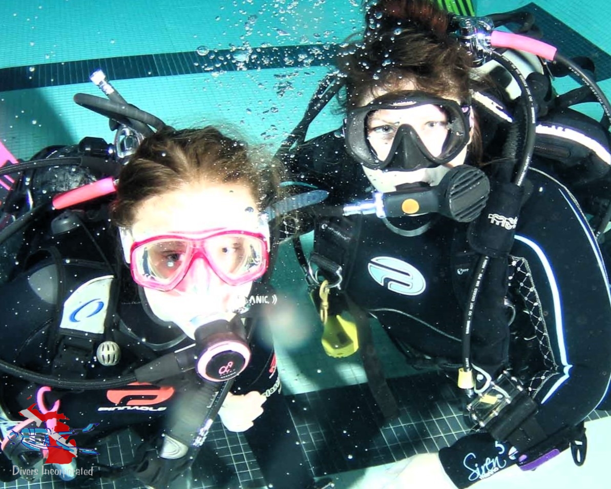 Diversinc's tweet image. Make friends and create memories underwater! 😊💦 

Join our training sessions at Divers Incorporated and experience the joy of diving with new friends. 

#LearnToDive #ScubaTraining #DivingCommunity #DiveLife