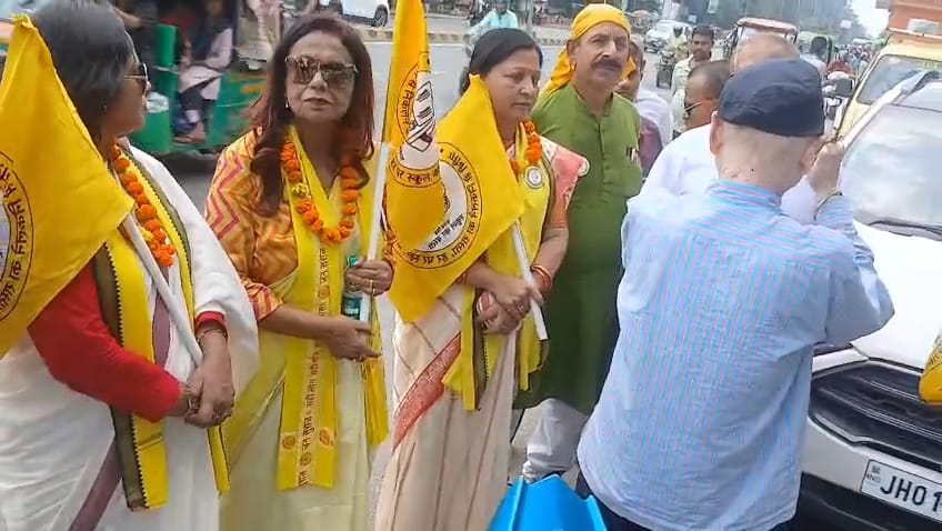 MinooSinghJS's tweet photo. आज नवरात्रि की शुरुआत पर माँ से बिहार के सुनहरे भविष्य की कामना की और फिर पूरे जोश के साथ रैली में शामिल हुई।
जनता का उत्साह और समर्थन देखकर यह विश्वास और मजबूत हुआ कि जनसुराज ही बदलाव की राह है।
✊💪
#Navratri2025 #jansuraj #BiharKaBhavishya https://t.co/d2HxV8JGXS