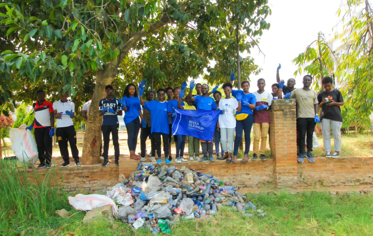 EnvironmentUb's tweet image. 🌍✨ Protégeons le Lac Tanganyika !

Le 20/09, à l’occasion du #WorldCleanupDay, le Club Environnement UB et @rivercleanup ont organisé un Beach Cleanup 🌊♻️.

💪 Ensemble pour un lac sain et vivant 💧🌱 !

#Burundi #StopPlasticPollution #ActForNature
