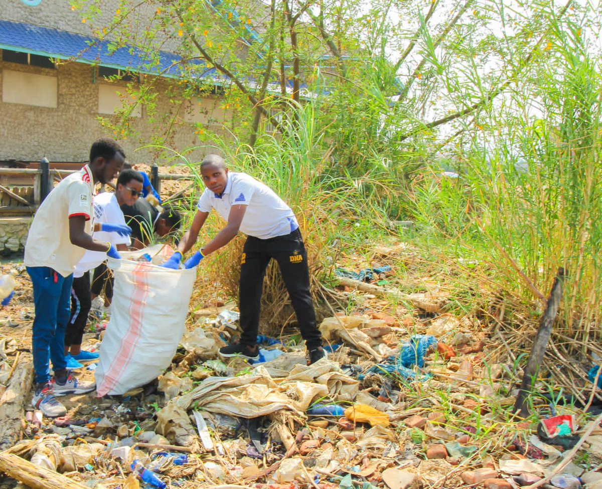 EnvironmentUb's tweet image. 🌍✨ Protégeons le Lac Tanganyika !

Le 20/09, à l’occasion du #WorldCleanupDay, le Club Environnement UB et @rivercleanup ont organisé un Beach Cleanup 🌊♻️.

💪 Ensemble pour un lac sain et vivant 💧🌱 !

#Burundi #StopPlasticPollution #ActForNature