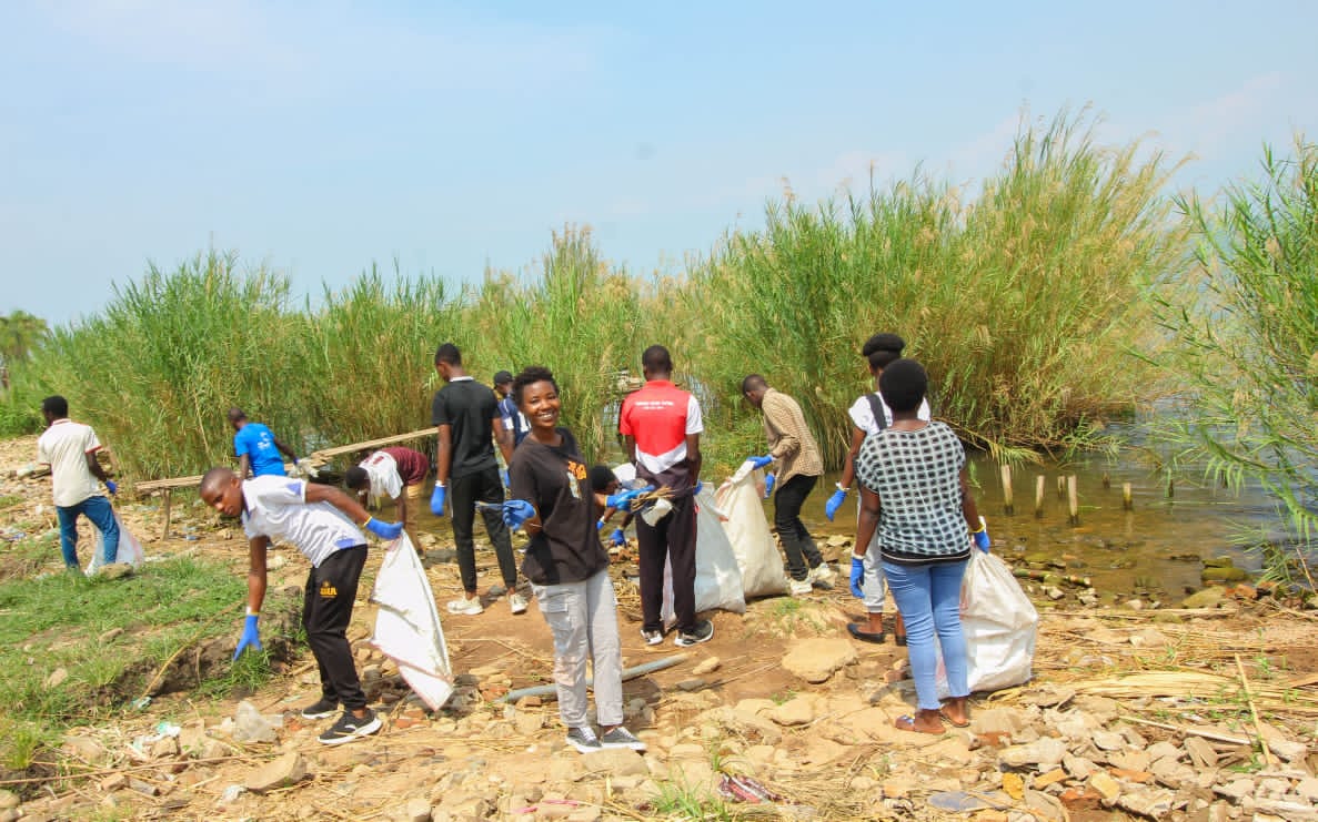 EnvironmentUb's tweet image. 🌍✨ Protégeons le Lac Tanganyika !

Le 20/09, à l’occasion du #WorldCleanupDay, le Club Environnement UB et @rivercleanup ont organisé un Beach Cleanup 🌊♻️.

💪 Ensemble pour un lac sain et vivant 💧🌱 !

#Burundi #StopPlasticPollution #ActForNature