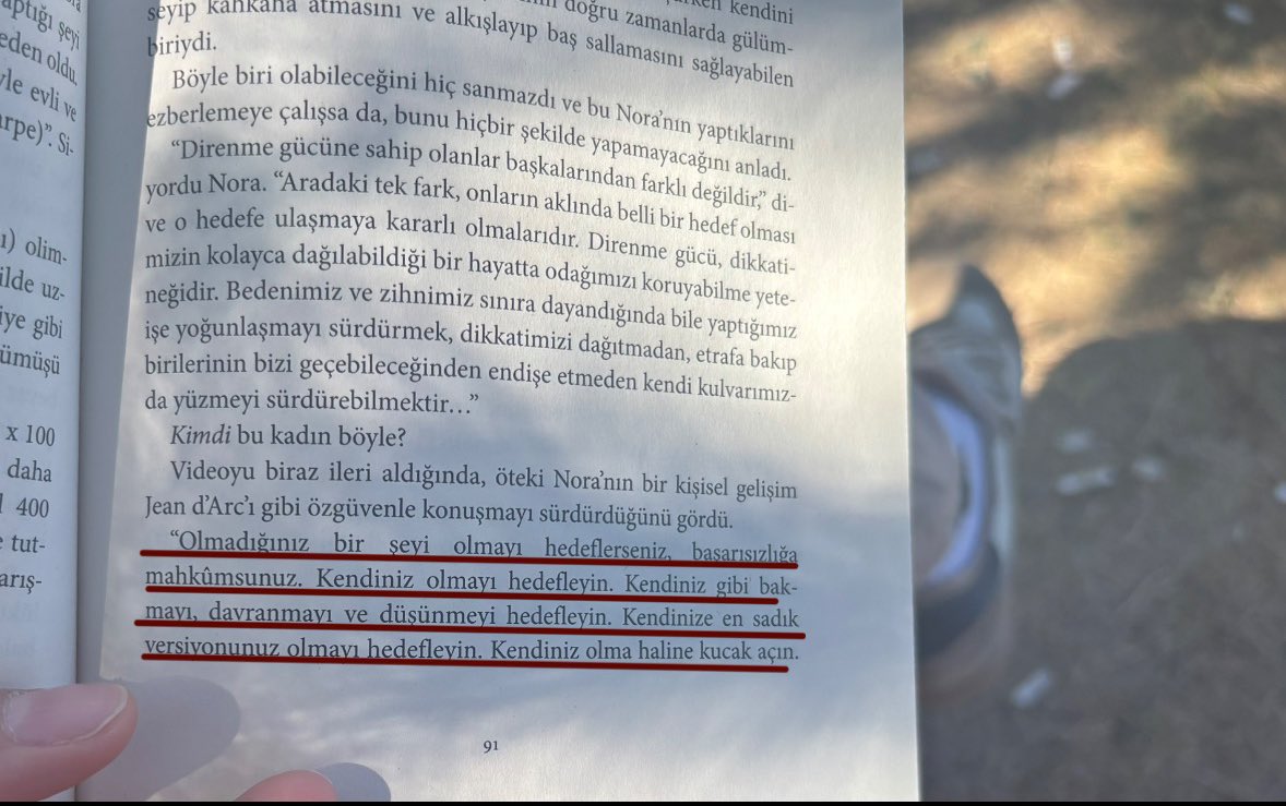 belki de her şeyin yerli yerinde olduğu gerçeğini sevebilmem için bi 21 yıla daha ihtiyacım vardı, belki de tüm vedaları etmek için başka bir fırsatım daha yoktu, ya da belki de başka bir ben daha vardı ama ben bekleyemezdim.
çünkü hayat bir kitap gibi yaşanmıyor.