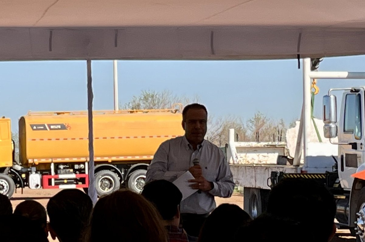 AlexRomeroAyala's tweet photo. Lo prometió, lo anunció y lo cumplió. Hoy el presidente municipal @tonoastiazaran puso la primera piedra de lo que será el Libramiento Norponiente, obra en la que se invertirán 1,182 MDP y con la que se busca sacar de las calles de la ciudad más de un millón de vehículos 🚗 https://t.co/K8zAr9iIPj