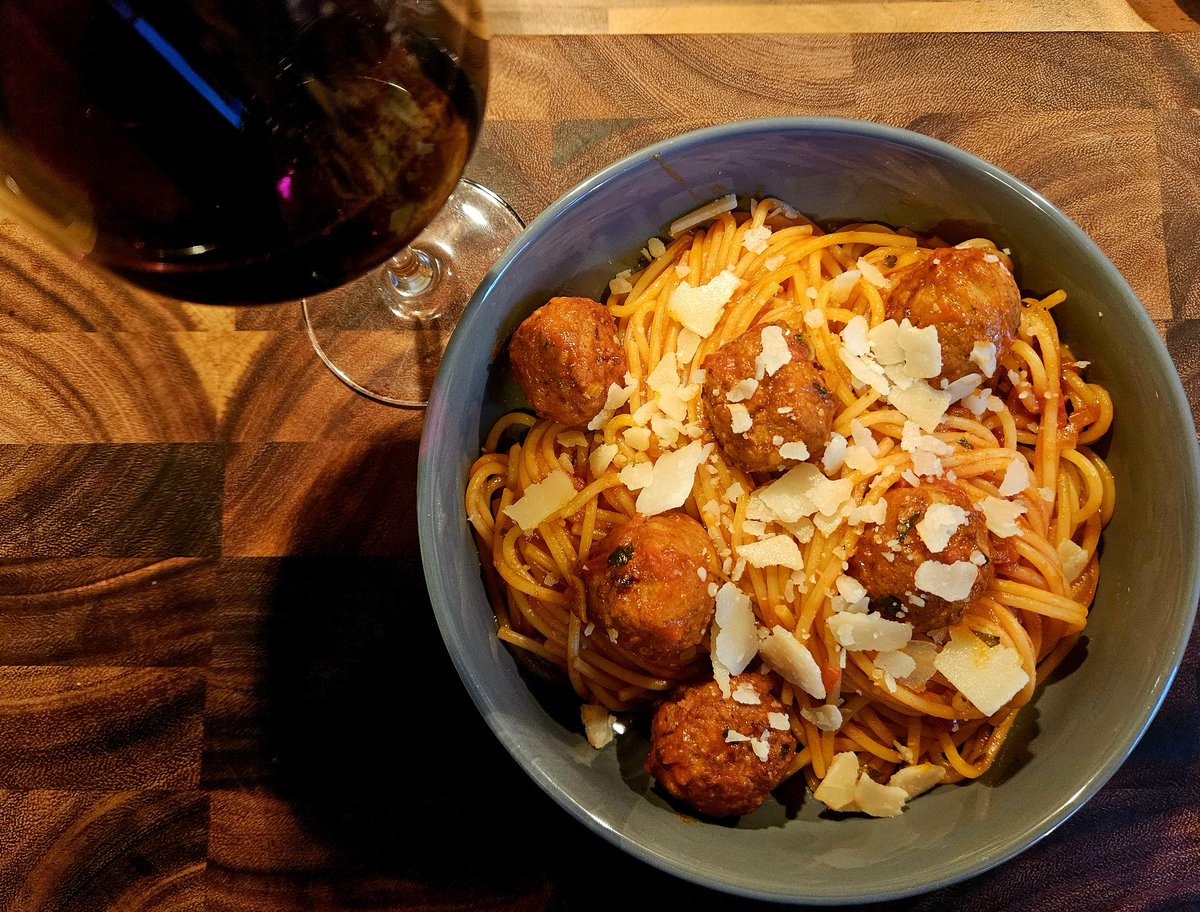 Spaghetti, Tomatensauce, Hackbällchen...das ultimative Soul Food 😋🍝🍷