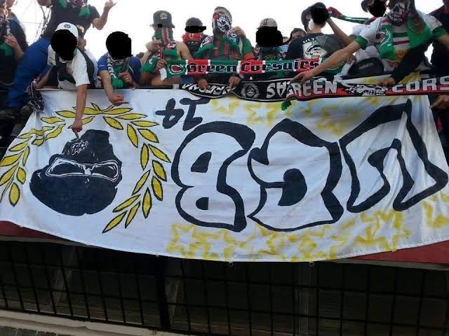 قبل 9 سنوات قامت التراس غرين كورسيرز ULTRAS GREEN CORSAIRS بسرقة الباش الرسمي للتنقلات لإلتراس غوست بلاك ULTRAS GHOST BLACK المشجعة لوفاق سطيف وقلبه، لتعلن الاخيرة بذلك انسحابها من الحركية بشرف تطبيقا لمبادئ الالتراس
البقاء للأقوى لا مكان للضعفاء

#ultrasmentality 
#viragesud