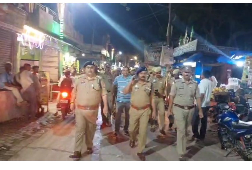 bstvlive's tweet photo. जालौन : SP ने पुलिस बल के साथ किया पैदल मार्च

➡दुर्गा पंडालों का किया बारीकी से निरीक्षण
➡कालपी नगर कोतवाली में किया पैदल मार्च

#Jalaun #PoliceMarch @jalaunpolice https://t.co/3QPxvY0Us2