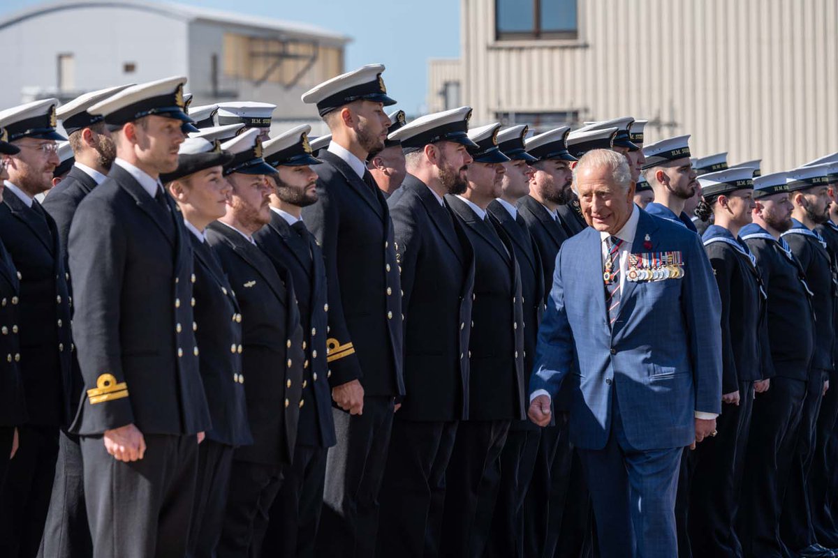 RoyalNavy's tweet image. By Royal approval...

HM The King saw Britain's newest hunter-killer submarine HMS Agamemnon commissioned at @BAES_Maritime in #Barrow. @RoyalFamily

The first steel was also cut for ballistic missile boat HMS King George VI.

🔗royalnavy.mod.uk/news/2025/sept…