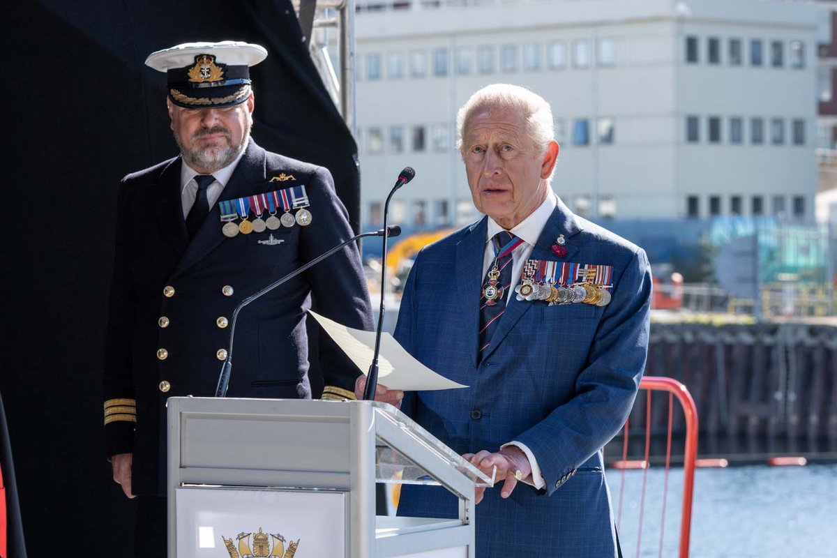 RoyalNavy's tweet image. By Royal approval...

HM The King saw Britain's newest hunter-killer submarine HMS Agamemnon commissioned at @BAES_Maritime in #Barrow. @RoyalFamily

The first steel was also cut for ballistic missile boat HMS King George VI.

🔗royalnavy.mod.uk/news/2025/sept…