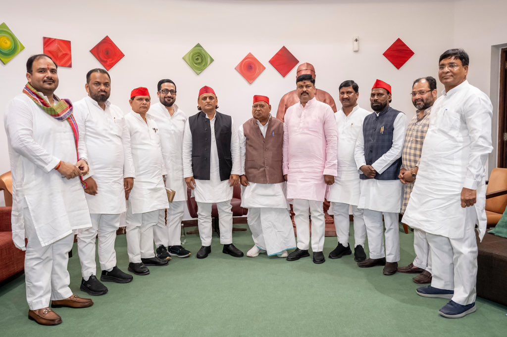 yadavakhilesh's tweet photo. @ सपा कार्यालय। https://t.co/hCpfgfZuWW