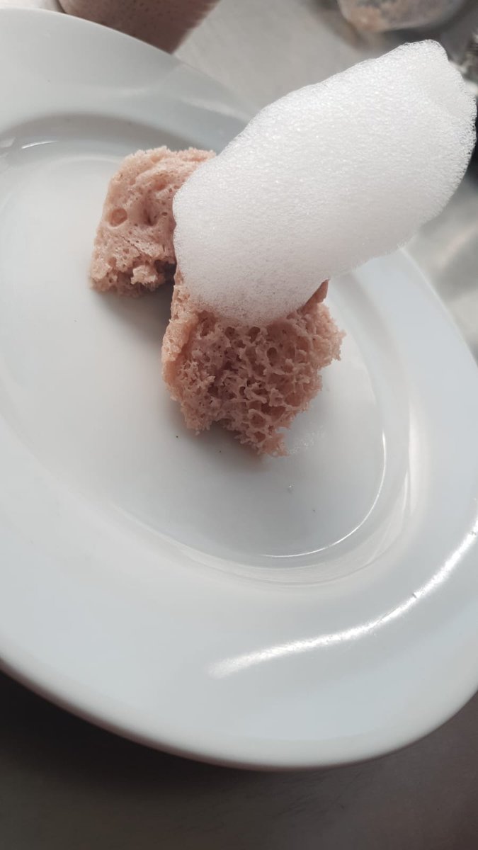 Slash_512's tweet photo. Microwave sponge de pulpa de frambuesa y encima un aire herbal 🤙

Estoy pensando en hacer una esponja pero con pulpa de maracuya, esencia de chicha morada o con lucuma pero a ver si me sale (lo haré sin sifón 🫠) https://t.co/KRkqLk1NWg