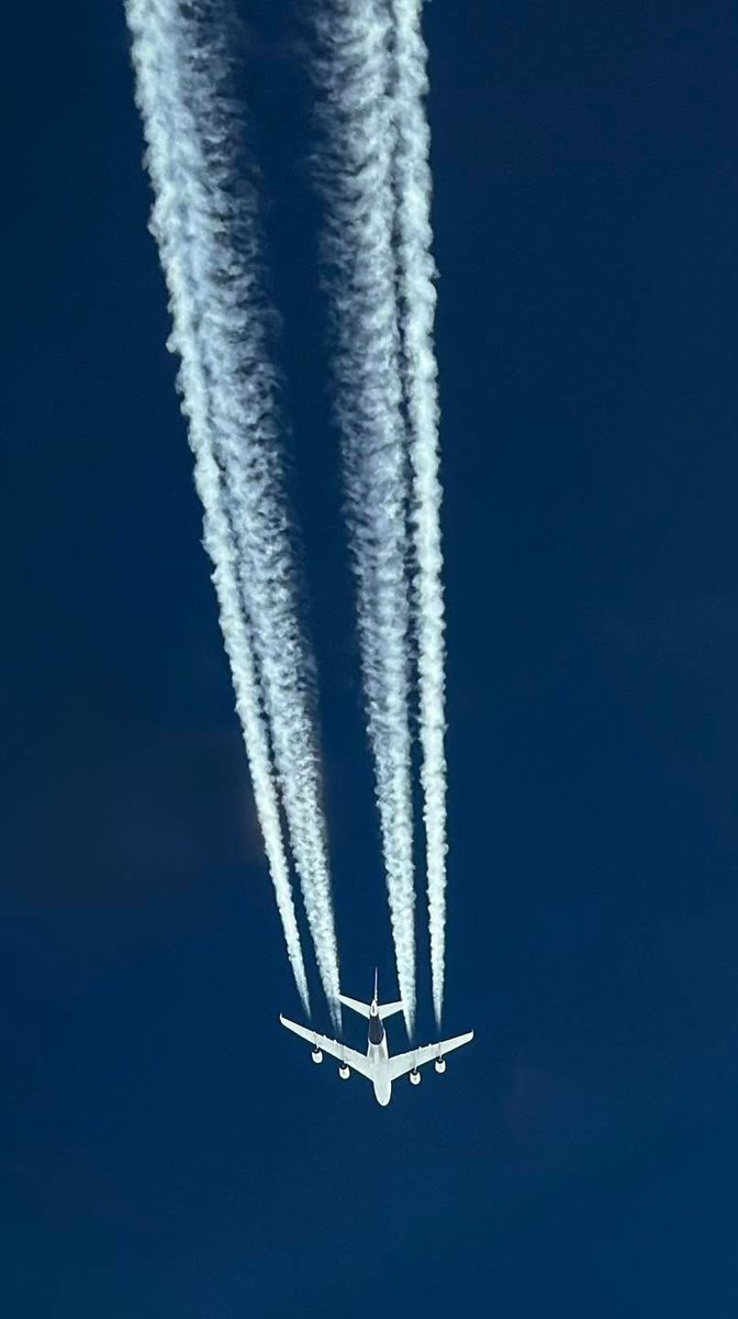 Sous l'aile d'un Airbus A380 ☺️
Toujours impressionnant, cet avion est énorme ! ✈️