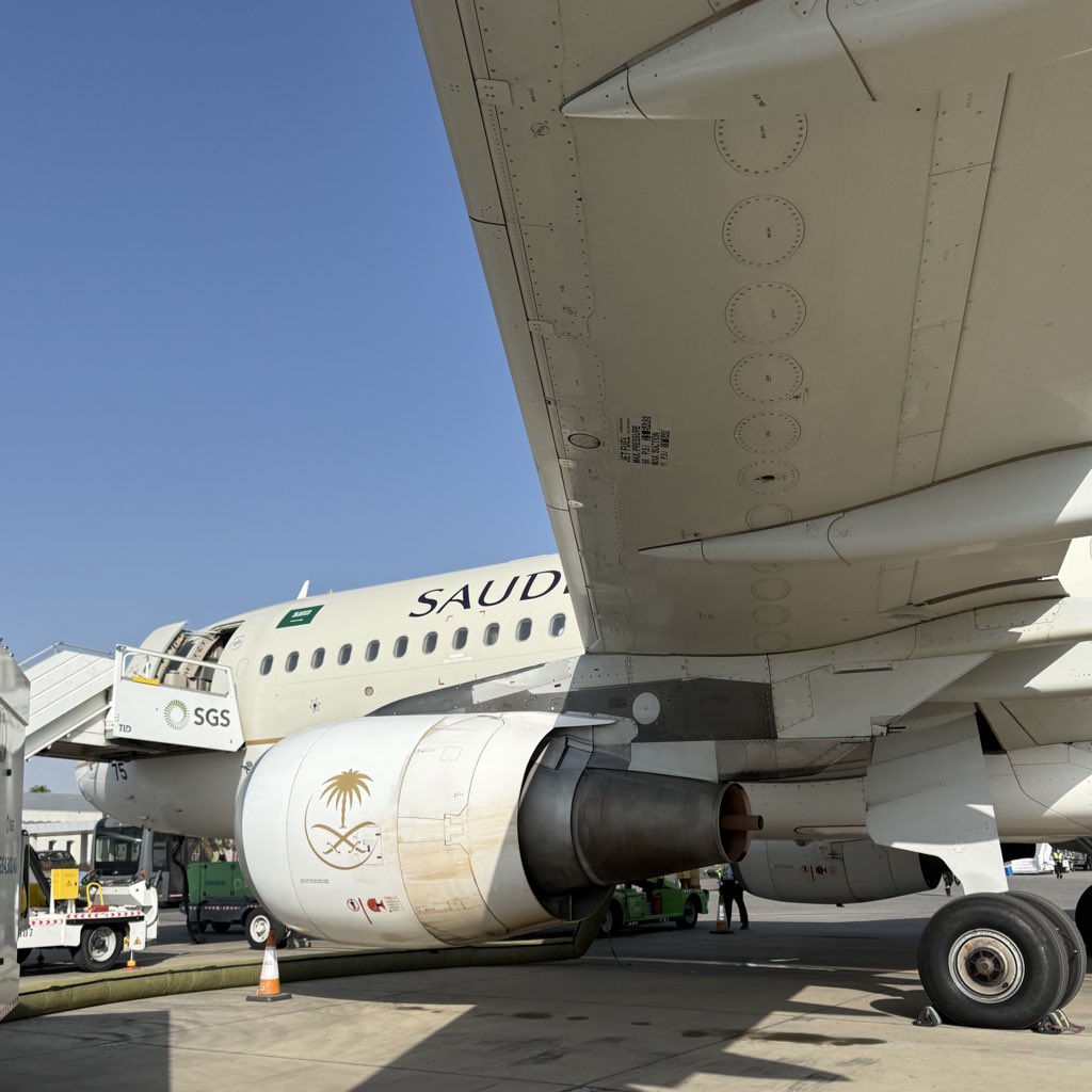 أنا..

- فنانة بالفطرة 👩🏻‍🎨
- مصممة رهيبة 
- Art Director خطيرة
- أكتب، أصمم، أدير مشاريع، قائدة إبداعية
- أسافر كثير أدوّر فرص بكل الكواكب
- أخترع أفكار فوق طبقة الأوزون
- محللة اتصالية وأخصائية علاقات عامة خبيرة
- قيمر 🎮

بس ..