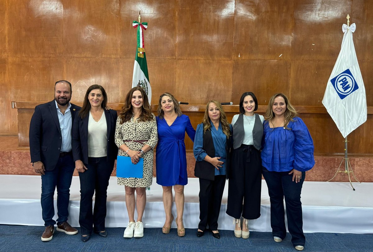CDEPANDurango's tweet photo. Nuestra Senadora @gina_campuzano y nuestras Diputadas Federales, @PatyJimenezD y @VeroPerezHerr compartieron las propuestas y acciones que han impulsado en la Cámara de Senadores y en la Cámara de Diputados.

Con carácter y compromiso, son la resistencia que defiende a México y la voz que representa a las familias duranguenses.

Además, nuestro presidente @mario14sm dió la bienvenida a las regidoras de Nombre de Dios; Olga Lidia y María del Socorro, que hoy se suman a la familia panista, fortaleciendo el proyecto de unidad y grandeza que distingue a Acción Nacional 🔵💪